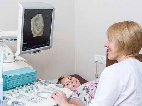 Riesgos emocionales y sanitarios de la maternidad subrogada: los retos de la madre de alquiler en un programa de reproducción imagen